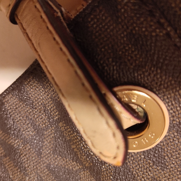 MICHAEL KORS MK Logo East West Signature Large Tote Brown Logo Charm - Picture 8 of 10